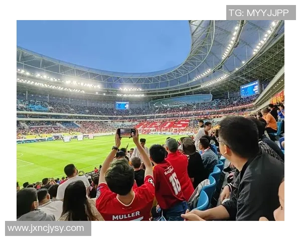 足球明星铲人瞬间精彩集锦展现球场激情与对抗的魅力 足球明星铲人瞬间精彩集锦展现球场激情与对抗的魅力