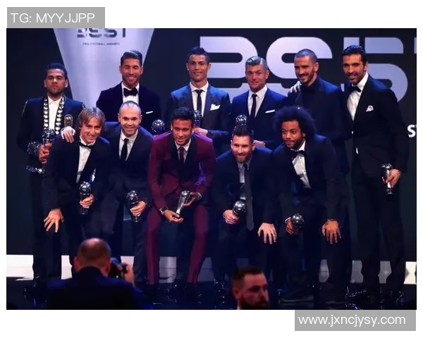 荷兰足球明星同框合影展现足球魅力与团队精神的精彩瞬间