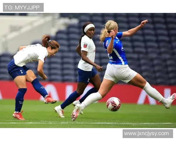 足球明星背后的女人们：揭开他们妻子的故事与风采合集