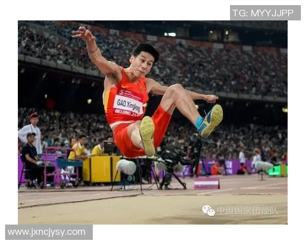 重庆篮球队在钻石联赛中以54分稳居积分榜首位展现强劲实力