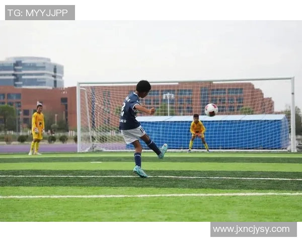 香港足球明星赴青海挑战高原足球赛展现运动精神与热情 香港足球明星赴青海挑战高原足球赛展现运动精神与热情