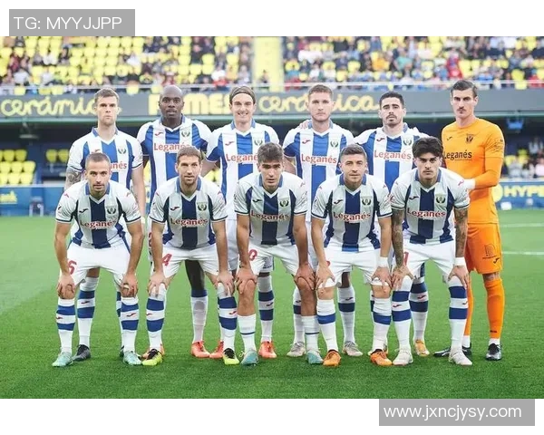 足球明星与娱乐明星的职业特点与社会影响力的深度对比分析 足球明星与娱乐明星的职业特点与社会影响力的深度对比分析