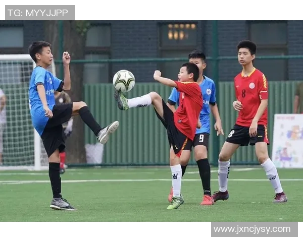 戴发卡的足球明星们如何在赛场上展现个性与风采